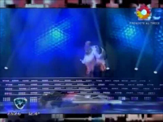 El exagerado beso de Vicky Xipolitakis a su bailarín y una crítica mordaz de Solita