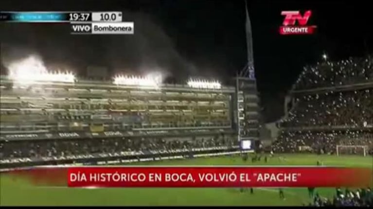 Carlitos Tevez volvió a la Bombonera y Diego Maradona lo recibió desde su palco y con una bandera: el emotivo momento