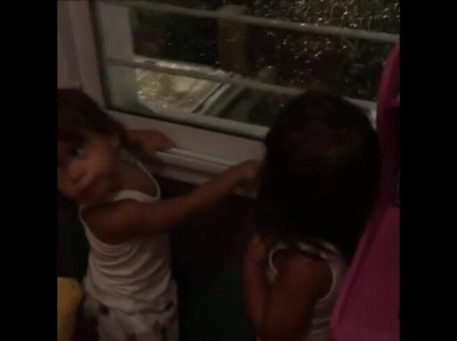 Los divertidos videos de las hijas de Cinthia Fernández mientras miran la lluvia y los truenos 