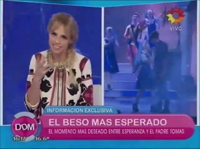 ¡Llegó! El beso de Esperanza y el Padre Tomás se concreta en el teatro: mirá un adelanto