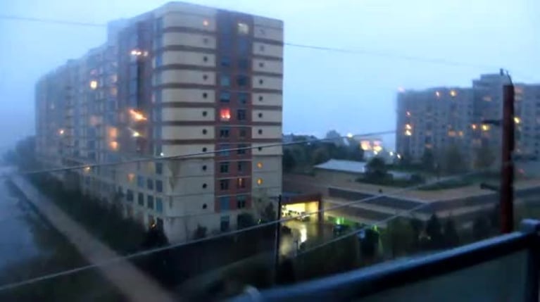 Insólito video: la actriz que recibió al huracán Sandy con un increíble escote