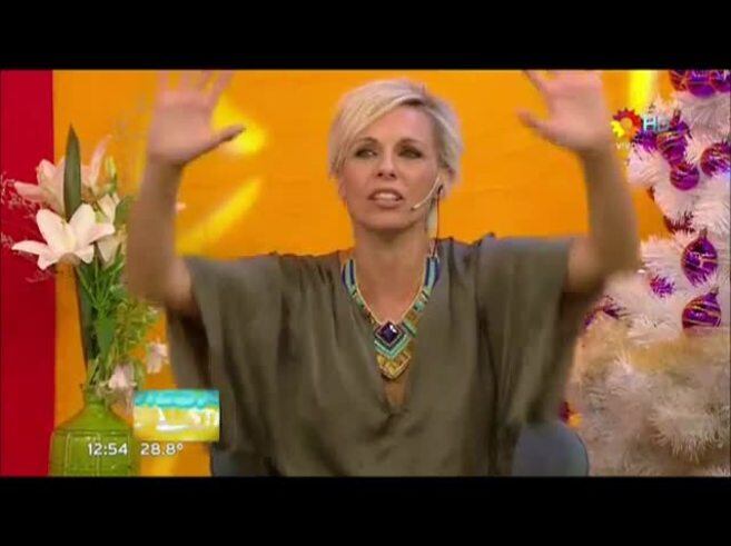 ¡Enamoradísimos! Lali Espósito y Mariano Martínez, show de mimos en un móvil de TV: abrazos, beso en el hombro y caricias