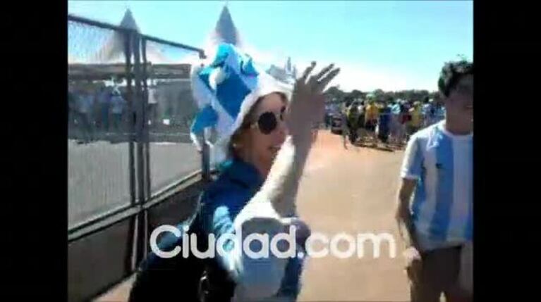 ¡Violetta es Mundial! Videonota exclusiva en la cancha: mirá su emoción y su look para alentar a Argentina
