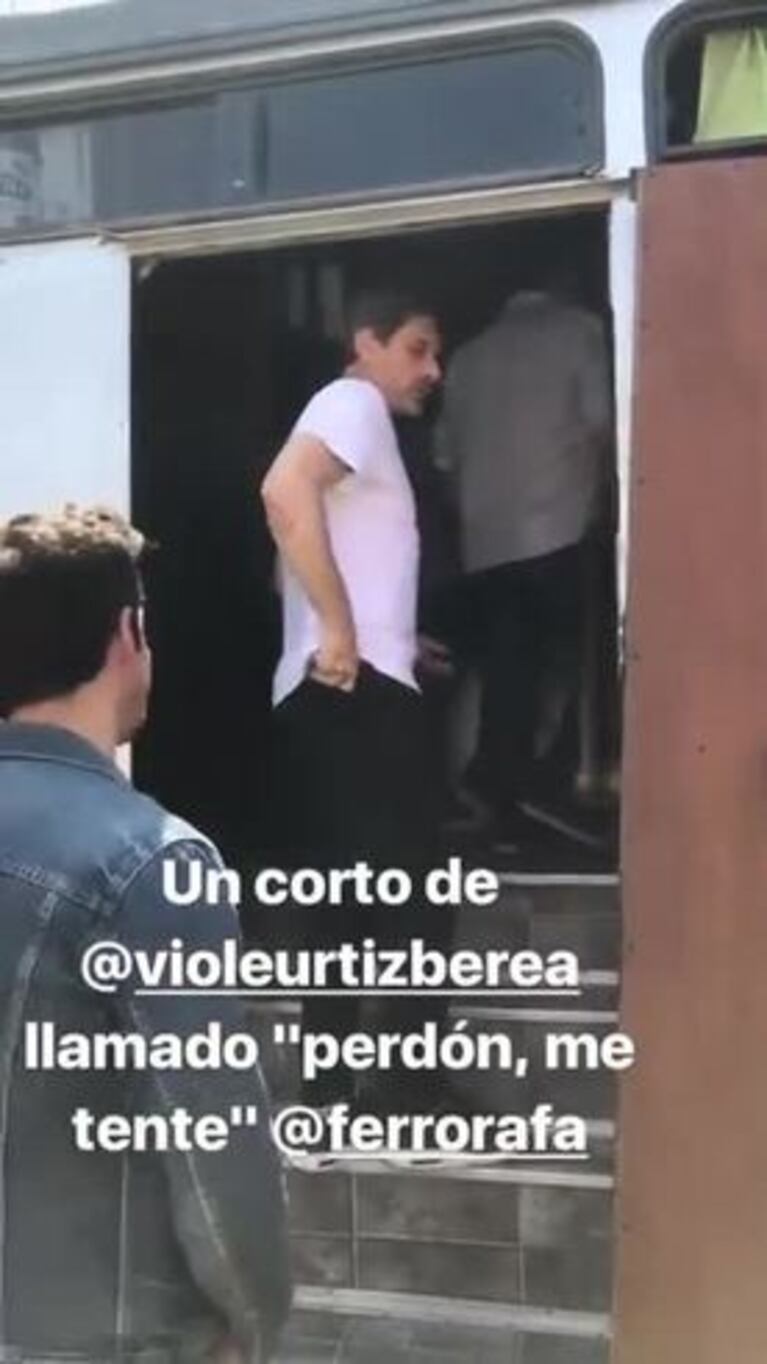 Esteban Lamothe le besó la cola a Rafael Ferro, su compañero de elenco en Las Estrellas