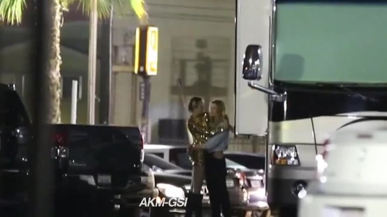 Miley Cyrus y su amigovia, muy mimosas: provocador video de un encuentro súper caliente