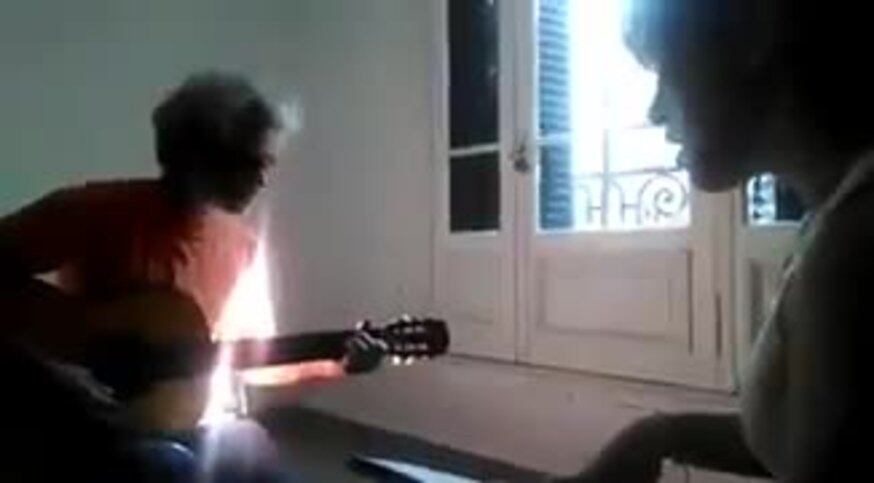 Angela cantando para Gilda, la película