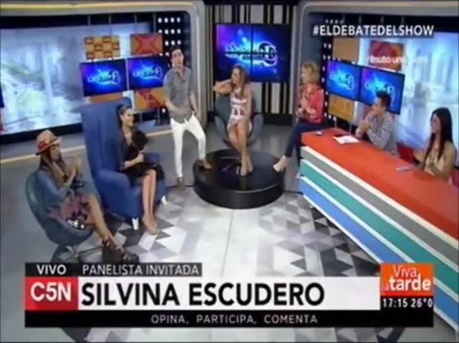 El look súper escotado de Silvina Escudero: "¿Qué hacemos con el primer plano?"