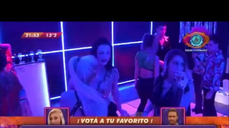 Macarena Pérez, a los besos con Belén y Carolina en Gran Hermano 2016