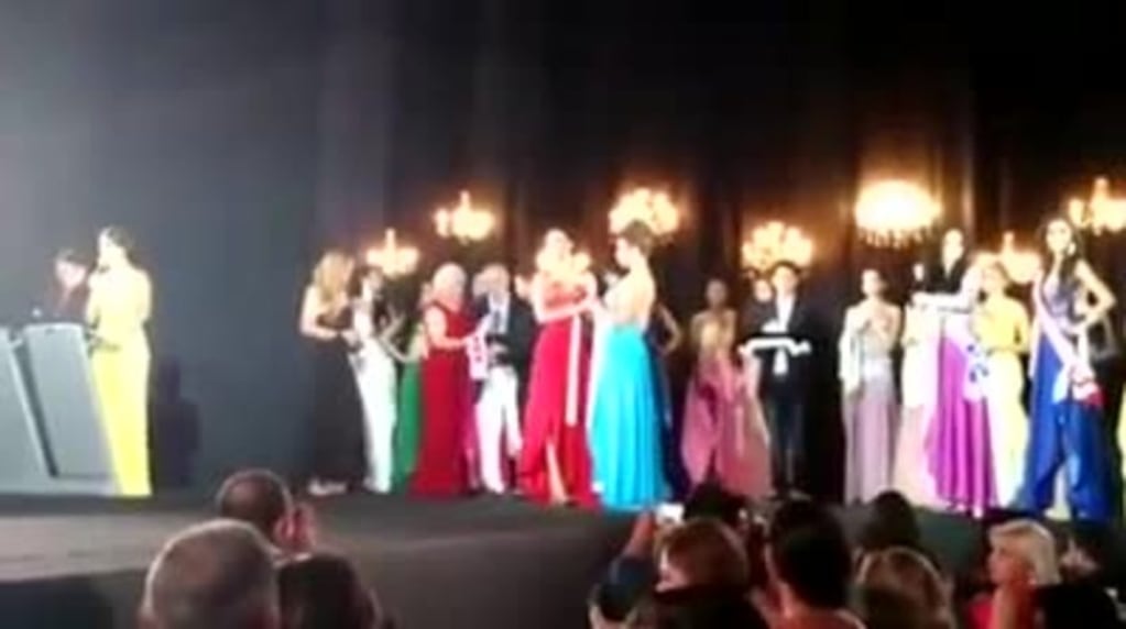 Finalista despechada le arranca la corona a Miss Amazonas 2015