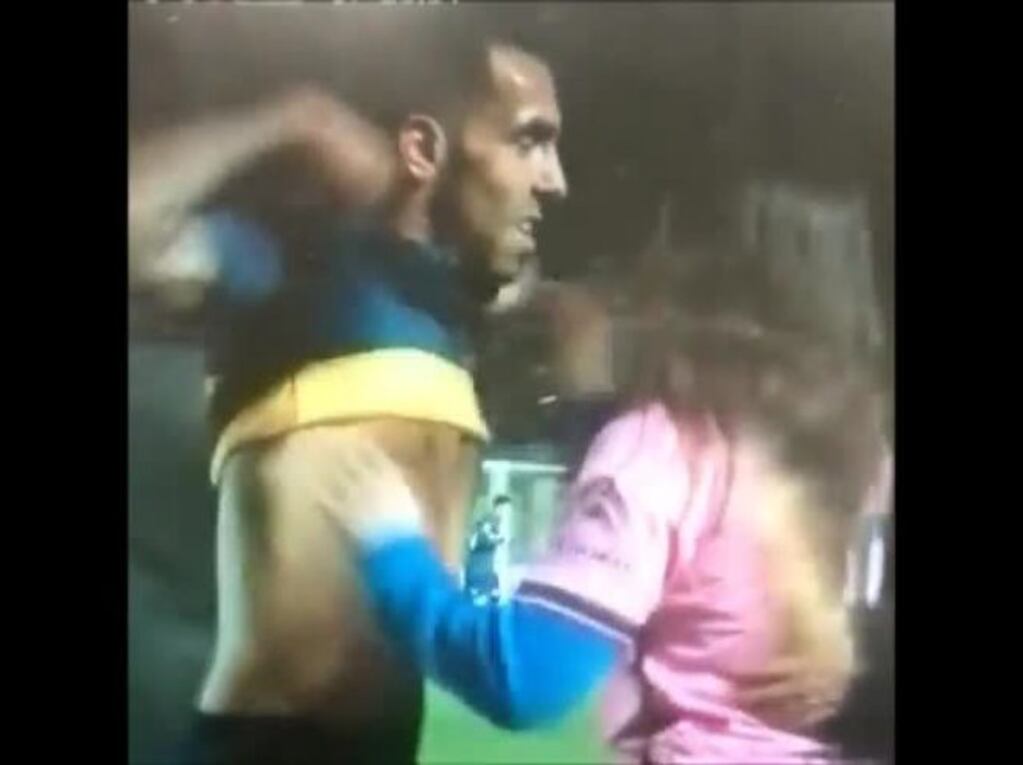 El gran gesto de Carlitos Tevez: salió de la cancha y le regaló su camiseta a una fanática