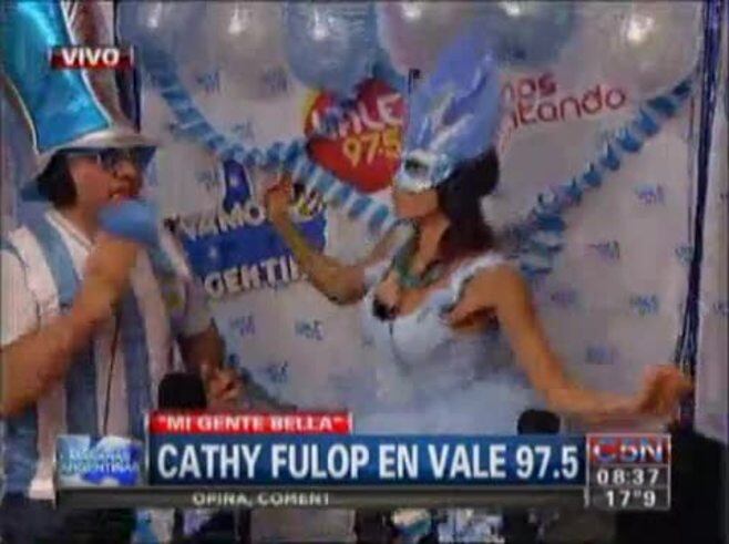 ¡Como Larissa Riquelme! Esta voluptuosa actriz quiere ser "la chica del celular" del Mundial 2014