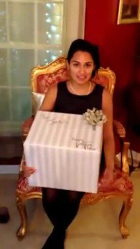El tierno regalo que un joven le dio a su novia que la hizo llorar