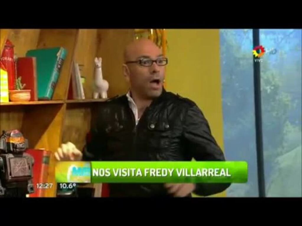 ¡Tremenda caída en vivo! Freddy Villarreal se fue para atrás con su silla en La mesa está lista