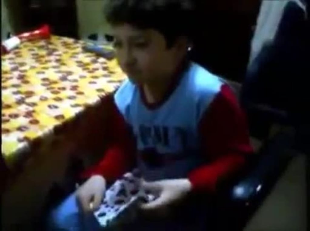 La reacción de un chico al ser “engañado” por sus padres al darle un regalo 