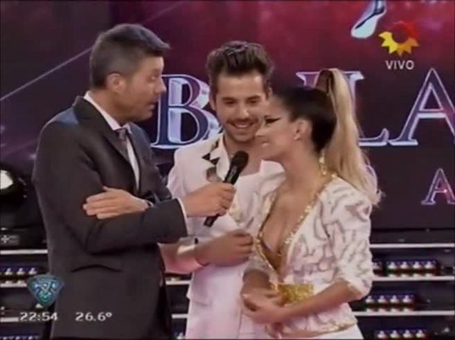 Lourdes Sánchez se animó a cantar en inglés en ShowMatch