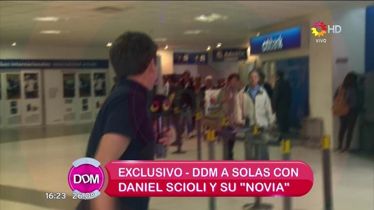 ¿Romance confirmado? Daniel Scioli regresó de Punta Cana junto a Gisela Berger: ¡la reacción cuando le preguntaron si eran novios!