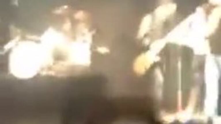 Pareja se comprometió en pleno show de la banda Carajo