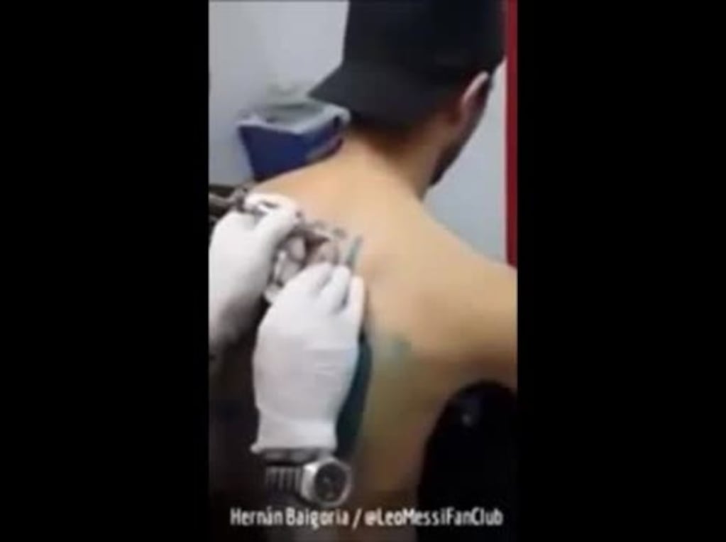 Lionel Messi y el video de su encuentro con el fan que se tatuó el 10 y su nombre en la espalda