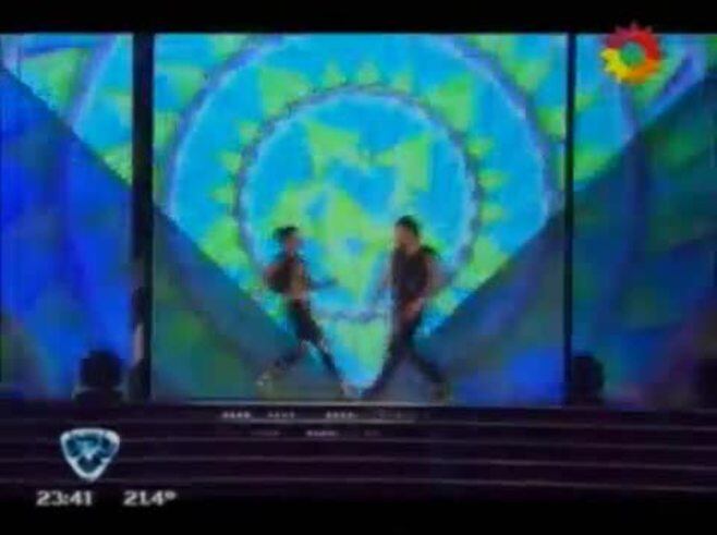 Pedro Alfonso se golpeó la rodilla en plena coreografía del duelo: susto y aclaración 