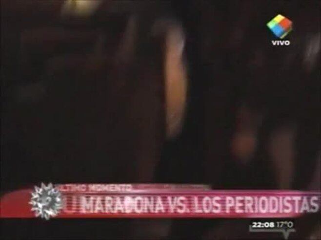 Sigue la guerra: Diego Maradona, furioso con la prensa en la casa de su padre