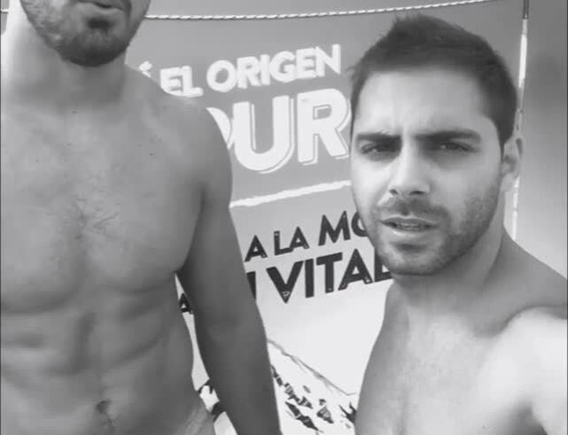 Grego Rossello desafió al juego de la botella al puma Javier Ortega Desio, perdió y fue blanco de un tremendo tackle