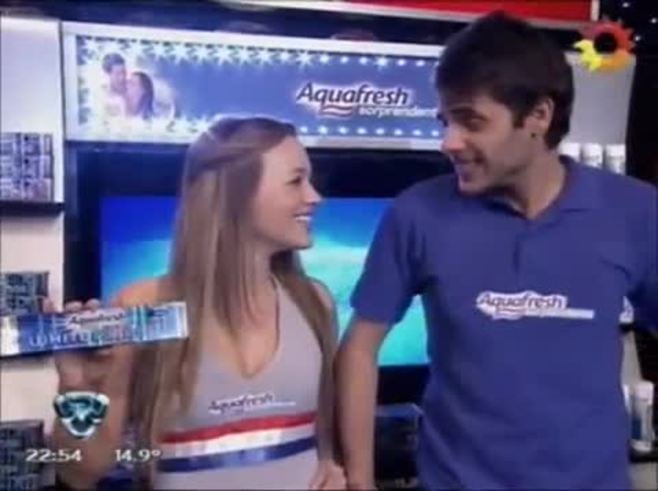 El beso de Flavio Mendoza y DJ Piloto
