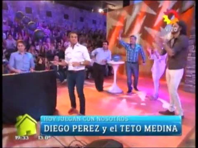 Sergio Lapegüe imitó a Elvis Presley en el debut de Sábado en casa