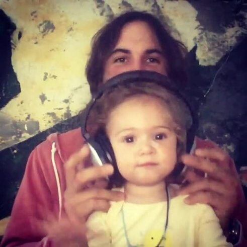 El súper tierno video de Jakob von Plessen con Malaika
