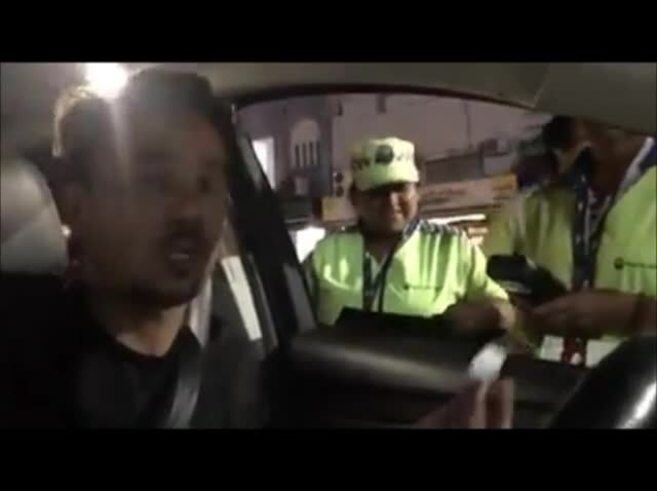 Chano de Tan Biónica realizó un control de alcoholemia y se sacó selfies con los agentes de tránsito: cómo le dio el test