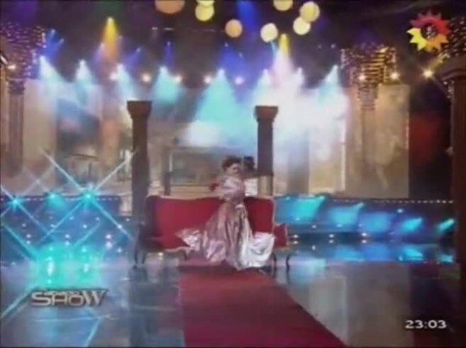 El strip dance de Erika Mitdank: audacia y sensualidad en Sábado Show
