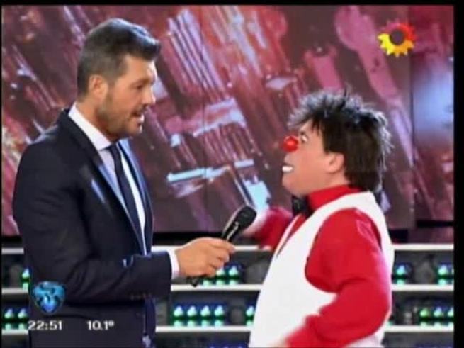 La caída de Tinelli en ShowMatch en un truco con el Bicho Gómez