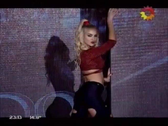El besazo de Ailén Bechara y Fernando Bertona en ShowMatch