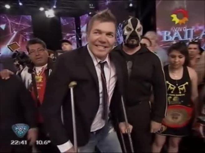 Marcelo Tinelli fue apurado en ShowMatch por un grupo de luchadores