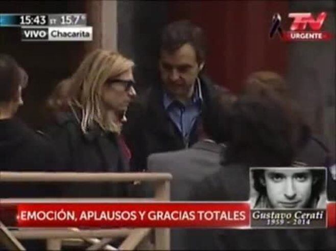 Emotiva y multitudinaria despedida a Gustavo Cerati en su traslado al cementerio de la Chacarita. Parte 3