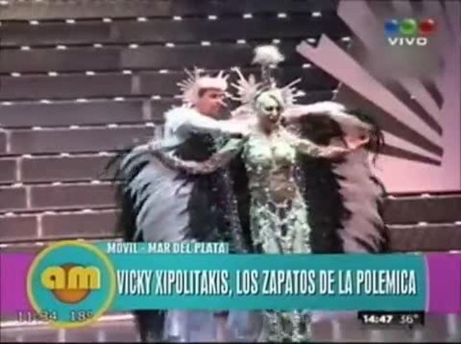 Pía Shaw se probó los zapatos de Xipolitakis... ¡y se cayó a la pileta! 