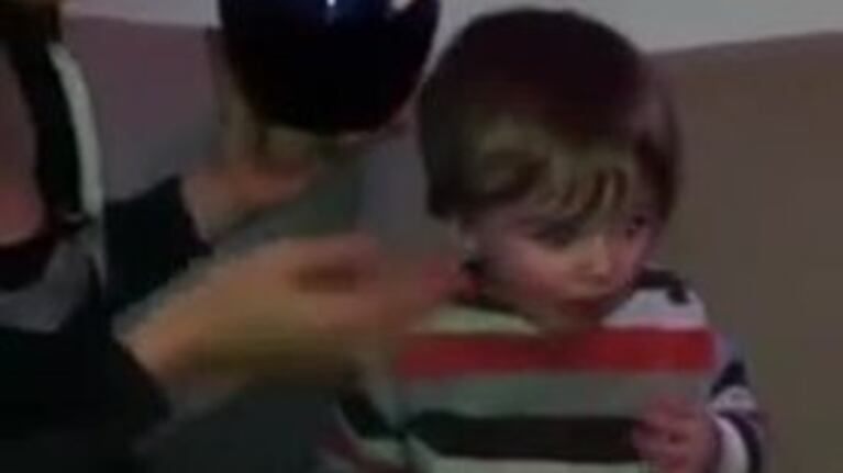 Alicia Silverstone y su bizarra forma de alimentar a su hijo: ¡el video!