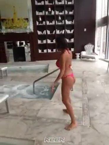 El sensual video de Floppy Tesouro en un spa de Miami