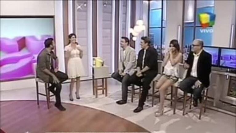 ¿Karina Jelinek? y Leandro Penna, apasionados en un balcón
