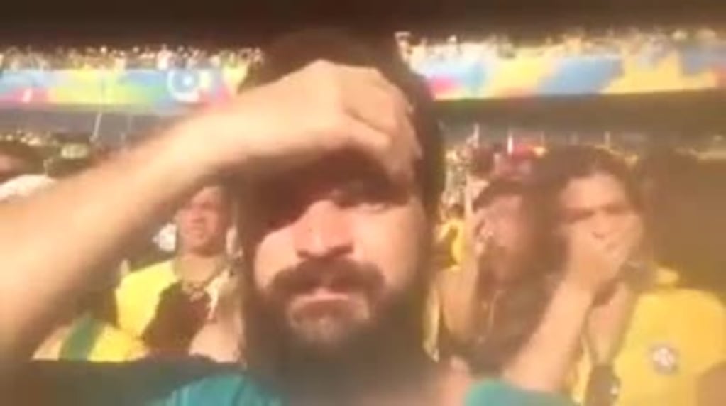 ¡Tremendo! Un hincha se "tiró un gas" delante de la novia de Neymar y filmó su reacción