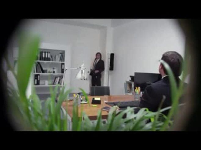 La reacción de la gente cuando “cae” un meteorito durante una entrevista de trabajo