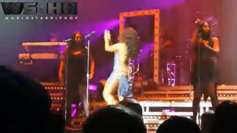 El video del "accidente hot" de Toni Braxton durante un recital