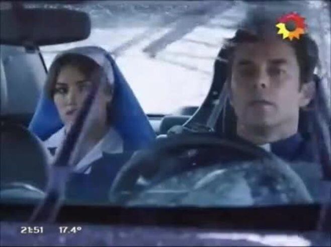 Esperanza canta en el auto con el padre Tomás en el primer capítulo de Esperanza Mía