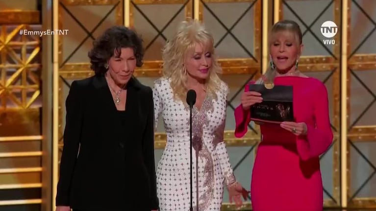 ¡Tremendo momento en los Emmy 2017! Nicole Kidman besó en vivo al galán del momento… ¡delante de su marido!