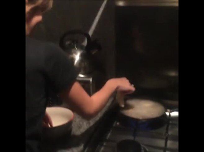 Paula Chaves y Gimena Accardi, en un divertido video cocinando rabas: "La inutilidad reflejada en dos mujeres"