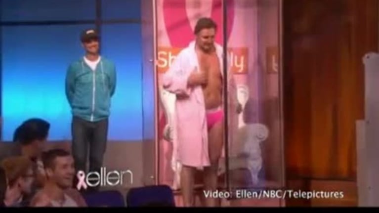 El sorpresivo "desnudo solidario" de Liam Neeson en televisión