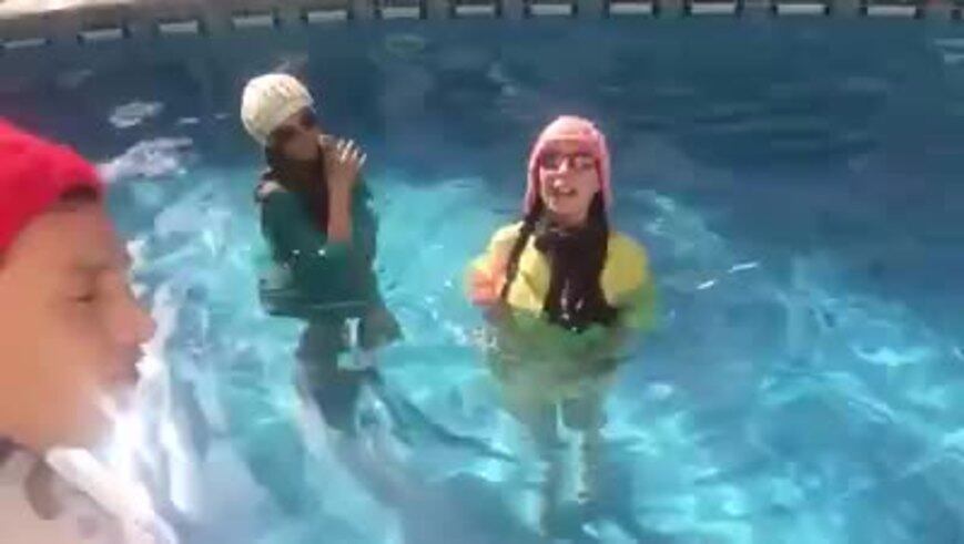 El divertido video de Moria... ¡abrigada en una pileta!