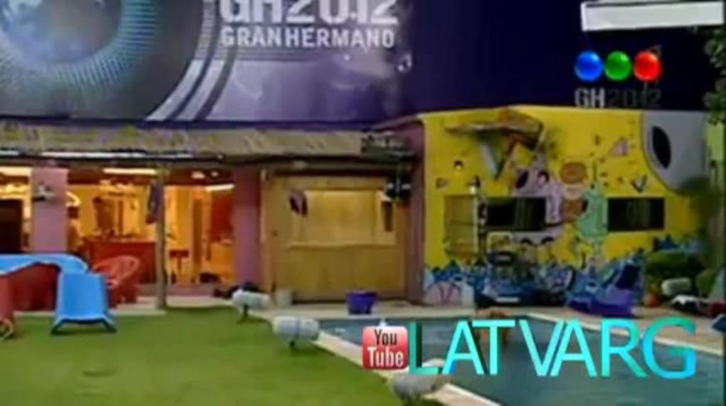 GH 2012: Victoria se metió en ropa interior a la pileta y dejó poco a la imaginación