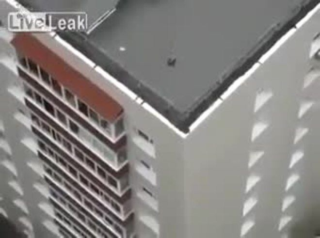 El impactante video de un niño a punto de caerse de una cornisa