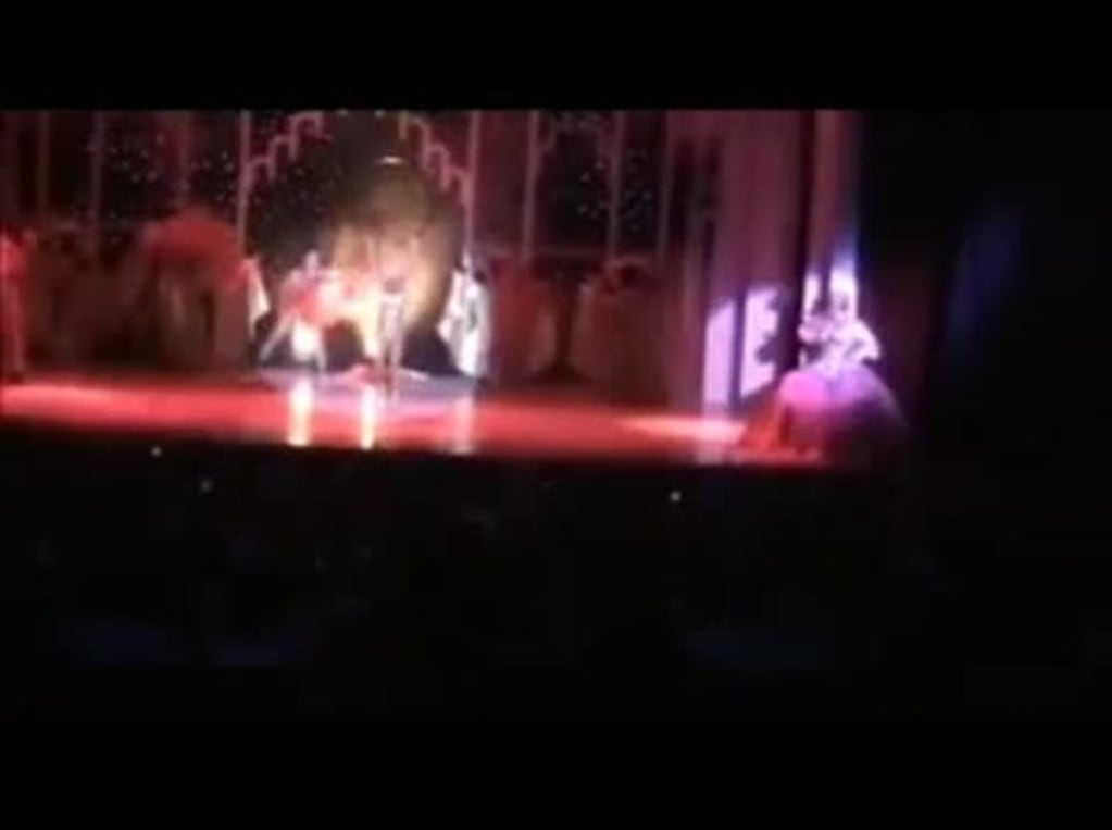 El video de la terrible caída de Andrea Ghidone en el teatro