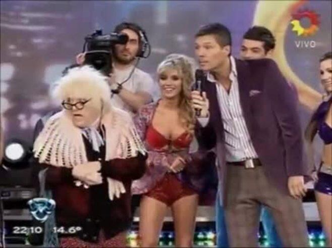 Andrés Calamaro en Bailando 2012: abrazo y besos para Micaela Breque